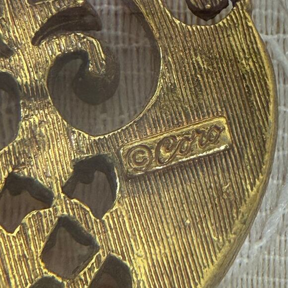 Vintage 70s Coro Red Enamel Gold Tone Pendant Necklace Romantic Goth Victorian - Picture 7 of 8